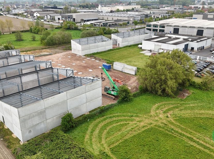 Nieuwe KMO-units te Roeselare, een modern en duurzaam bedrijventerrein bestaande uit 10 loodsen.<br />
In dit nieuwe KMO-park, *ARDOPOORT*, bieden wij