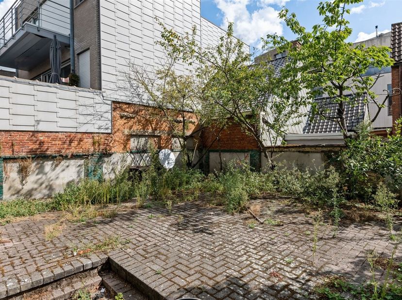 Rez-de-chaussée commercial avec jardin, idéalement situé au coeur de Kapellen<br />
Situation : <br />
Au début de la Hoevensebaan, à proximité de plu