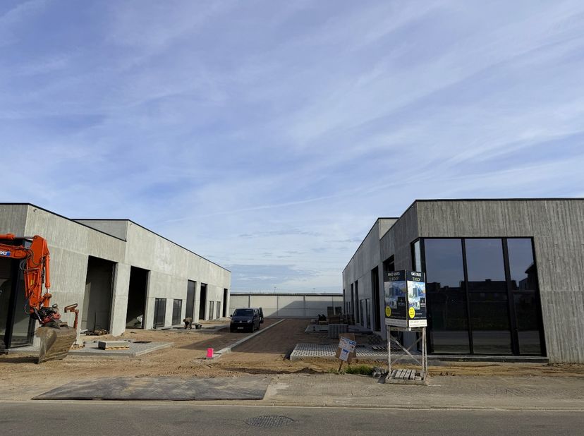 Ontdek Uw Ideale Bedrijfslocatie! Een nieuwe bedrijvenzone, strategisch gelegen in de Emiel Clausstraat 37a in Sint-Eloois-Vijve. Deze zone biedt 10 g