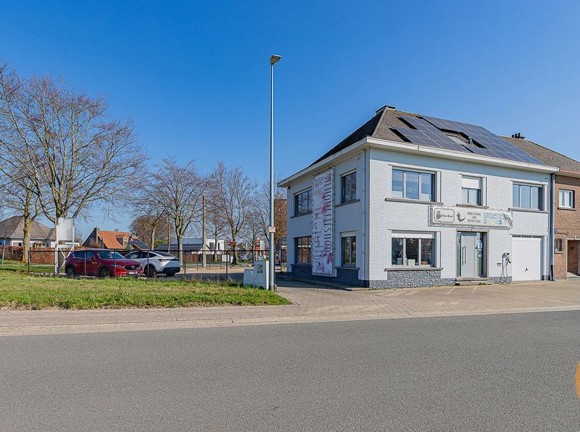 ERPE - De eigendom ligt op een perceel van 454 m² langs de Gentsesteenweg, op een opvallende hoeklocatie met een sterke commerciële uitstraling. De zi