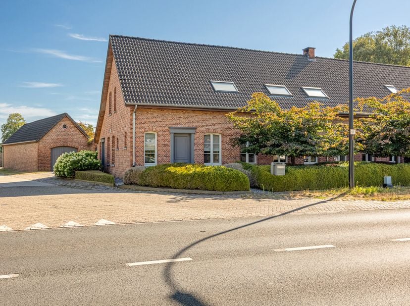 Uitzonderlijke eigendom (280 m² bewoonbare oppervlakte) te Lille met o.a. 5 slaapkamers, sfeervolle openhaard, ruime tuin en een unieke combinatie van