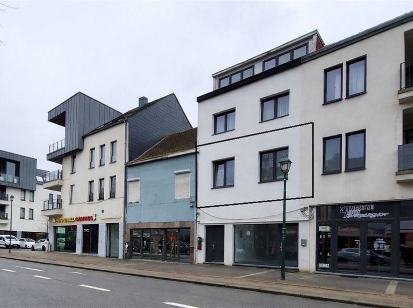 Instapklaar appartement met 2 slaapkamers en een ruim terras.<br />
U komt binnen in een aangename L-vormige leefruimte met living en eetkamer. Recht