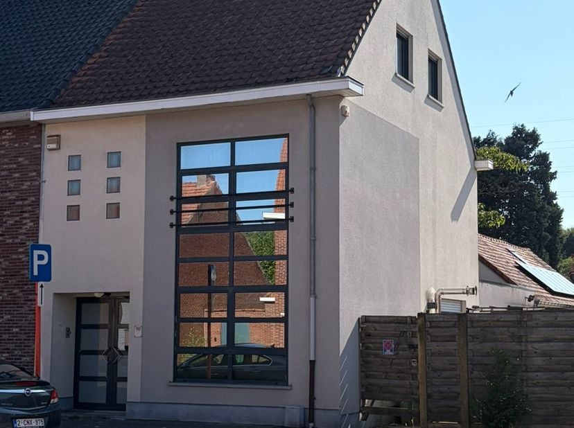 Goed gelegen appartement, gelegen te Ginderbuiten 99 bus 101 te Mol.<br />
Het betreft een duplex appartement op de eerste en tweede verdieping.<br />