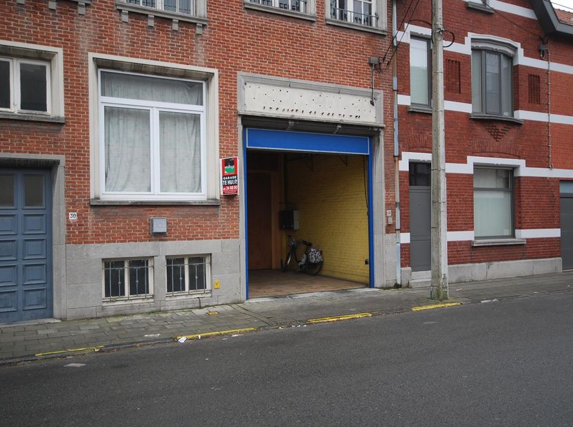 SINT-JORISSTRAAT 28 STANDPL 8<br />
<br />
Autostandplaats in afgesloten gemeenschappelijke garage met afgesloten inrijpoort.<br />
<br />
Deze autost