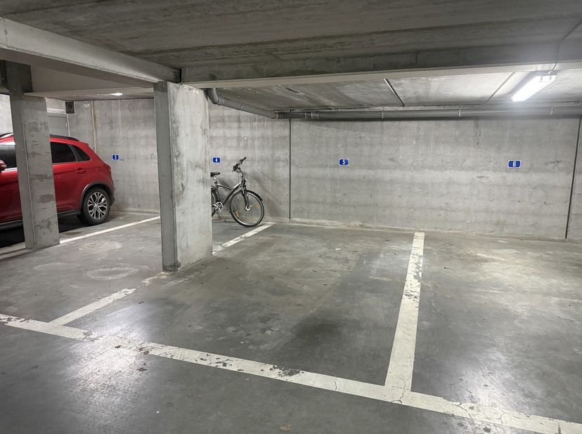 We bieden je graag deze ondergrondse parkeerplaats in Ninove, die zich bevindt op de -1 verdieping van de residentie Edingsepoort. Deze parkeerplaats