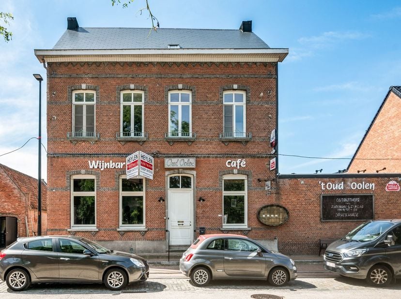 Uniek, authentiek handelspand met woonst op 930m²<br />
<br />
Dit ruime handelspand met woonst werd opgericht tussen 1919 en 1930 en onderging de v