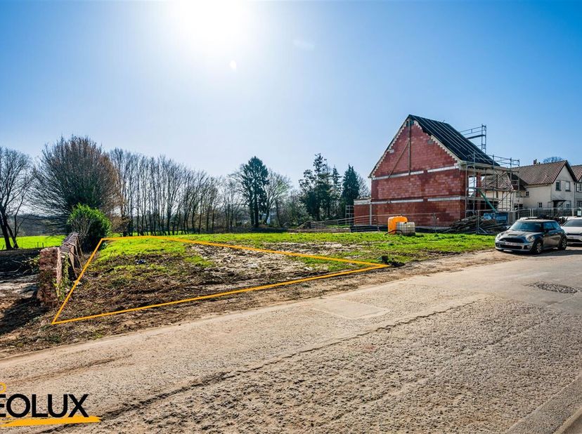Immo Leolux biedt u deze aantrekkelijke bouwgrond aan, ideaal gelegen in het centrum van Meise en toch in een rustige, doodlopende straat. Deze combin