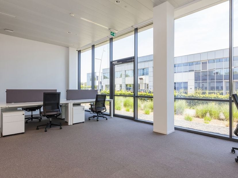 Espace de bureaux de 1.149 m² (ou plus) à louer, situé à côté et avec vue sur l'E40 à Alost. Nombreuses facilités disponibles telles que restauration,