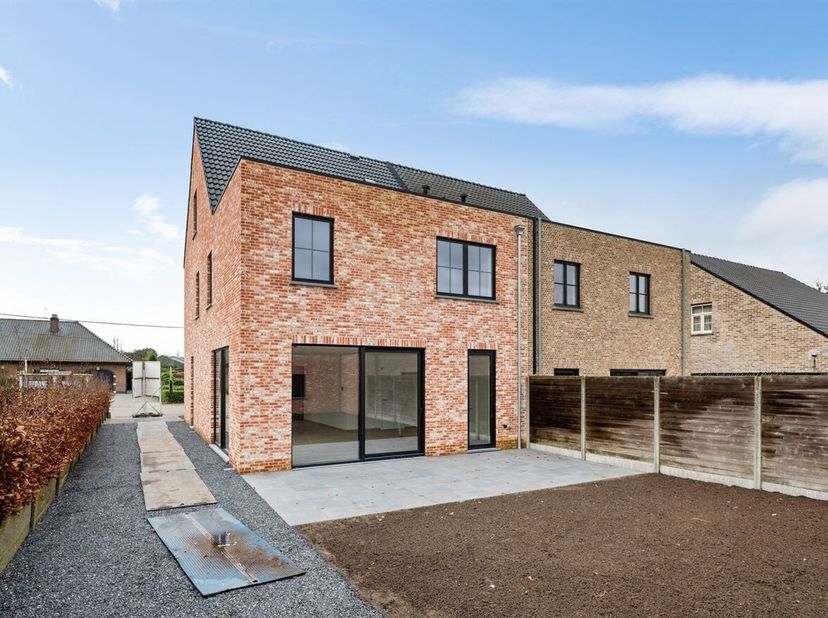 Openhuizendag op zaterdag 13 juni van 12u30 - 13u30.<br />
21 % BTW IN DE VERKOOPPRIJS INBEGREPEN !<br />
Nieuwbouwwoning met stenen tuinhuis en carpo