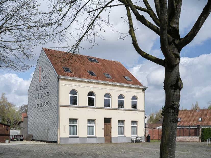 Op een uitzonderlijke locatie, pal aan het charmante dorpsplein van Zwijnaarde, bevindt zich deze statige en bijzonder sfeervolle burgerwoning. Achter