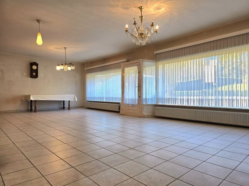 Voor een bezichtiging bel Kim 0473 72 33 62&amp;nbsp;<br />
<br />
Zeer ruime woning waarin vroeger vooraan een buurtwinkel was van 50 m².<br />
Het pand