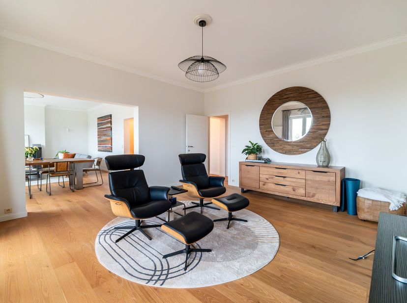 Situé dans le quartier Churchill / Messidor, cet appartement situé au sixième étage sur 7, dune superficie brute denviron 346 m² se distingue par la g