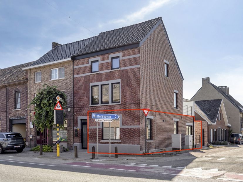TOTAAL GERENOVEERD GELIJKVLOERS APPARTEMENT MET 1 SLAAPKAMER, KNAP TERRAS EN GEMEENSCHAPPELIJKE BERGING IN KORTESSEM-CENTRUM (HASSELT) !<br />
Pal in