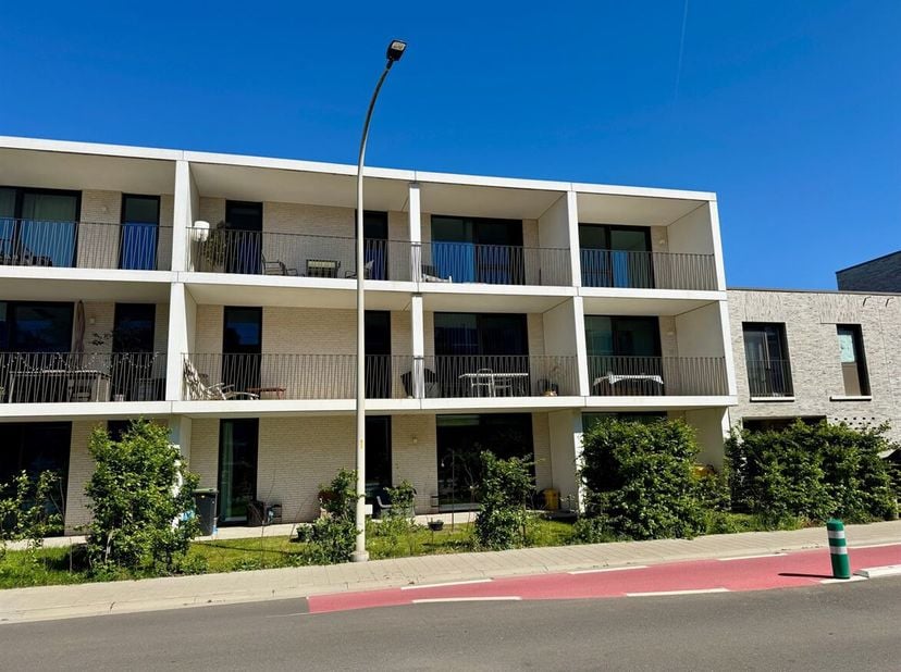 Prachtig appartement met 2 slaapkamers, bureau/dressing, terras, kelderberging en autostaanplaats in het hart van Lier!<br />
Ligging<br />
Gelegen op