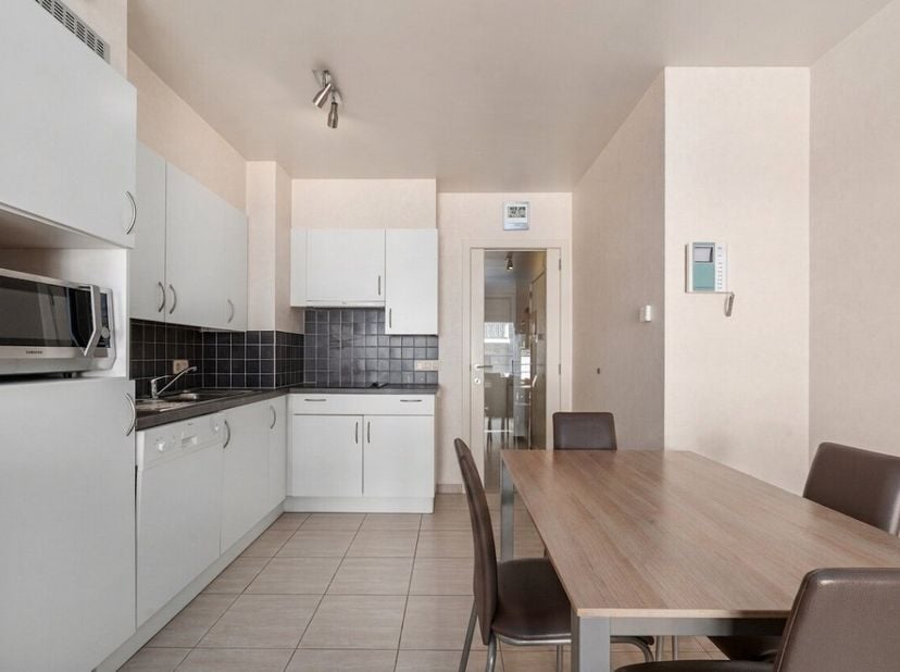 Te koop: verzorgd appartement in het centrum van Westende, op korte afstand van winkels en het strand. In het hartje van Westende-bad bevindt zich dit