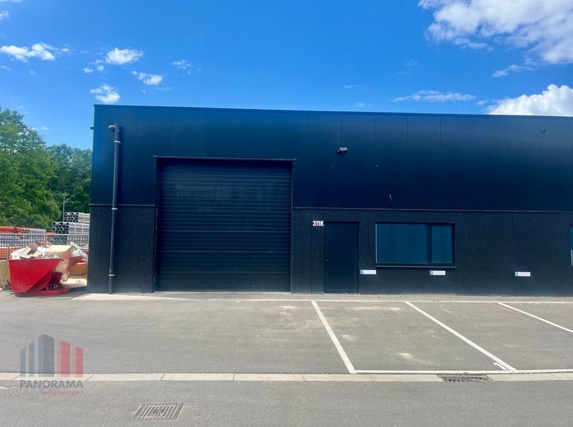 Nieuwbouw kmo-unit van 333 m² met&amp;nbsp;5 privatieve parkeerplaatsen te huur, gelegen op de Genkersteenweg 311, 3500 Hasselt.&amp;nbsp;Deze moderne en inst