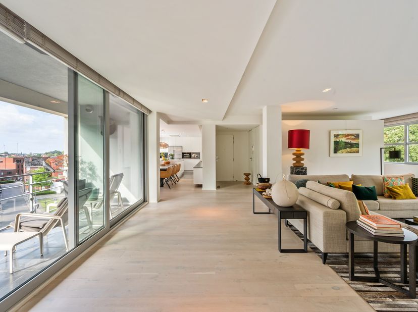 Prachtig afgewerkt loftappartement van 183 m² in het karaktervolle gebouw "Antoine C". Indrukwekkende raampartijen, hoge plafonds, zonnig terras (11m²