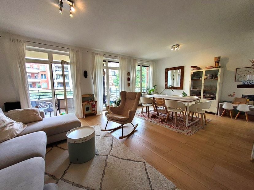 Het appartement aan de Rue Edmond Picard, gelegen in het hart van Elsene, biedt een unieke kans voor wie op zoek is naar een moderne en gezellige woni