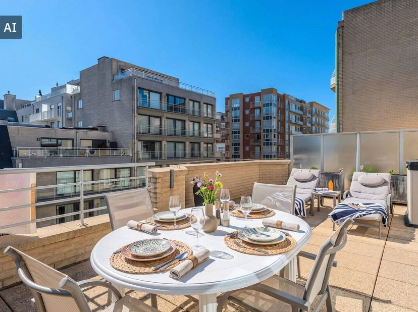 Het appartement is gelegen op de vijfde verdieping van de goed onderhouden residentie Beach Palace, gelegen aan de Leopoldlaan en de Zeedijk. Het lich