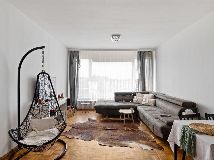 Appartement met 2 slaapkamers en terras te koop!<br />
Ligging: Het appartement is gelegen in Wilrijk, in een goed bereikbare en levendige buurt. Dank