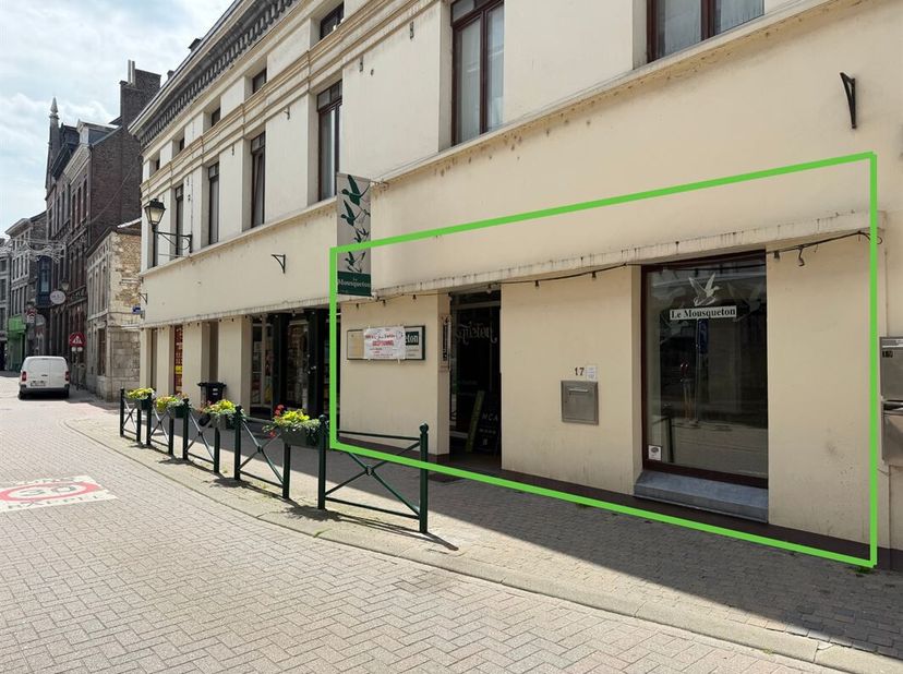 MCA IMMOBILIER vous présente ce rez-de-chaussée commercial idéalement situé dans le centre de Huy à deux pas de la Grand Place. Il se compose d'une va