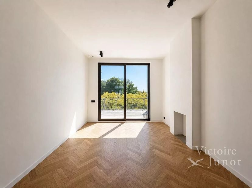 Victoire | Junot biedt u deze prachtige triplex aan, gelegen in een elegante, karaktervolle herenhuis, ideaal gesitueerd tussen Louise en het Hôtel de