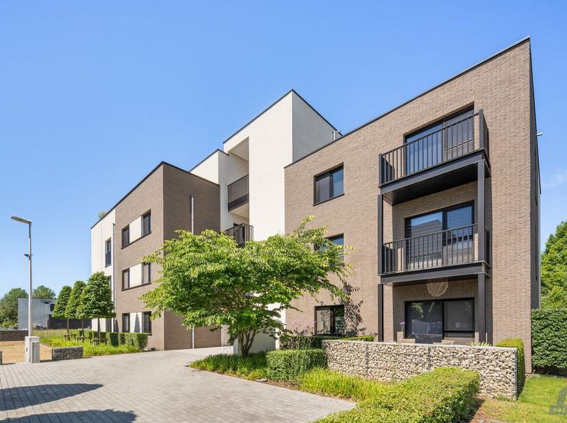 Op een uitstekende locatie aan de Luikersteenweg in Sint-Truiden bevindt zich dit uitzonderlijk luxueuze penthouse, gebouwd in 2019, waar hoogwaardige