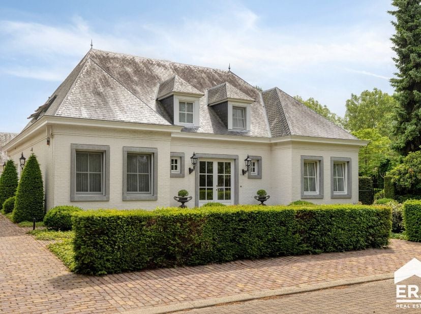 Lommel: Statige villa met openluchtzwembad en luxe afwerkingGelegen in bosrijk villapark op 5 minuten van de Nederlandse grens.Bijzonderheden: Royale