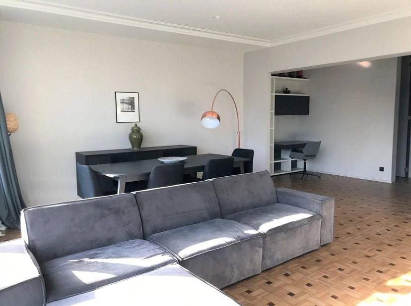Brussel, Louizawijk, dicht bij winkels, openbaar vervoer, mooi appartement van 145 m² met een prachtig uitzicht op het Stefanieplein, gelegen op de 3d