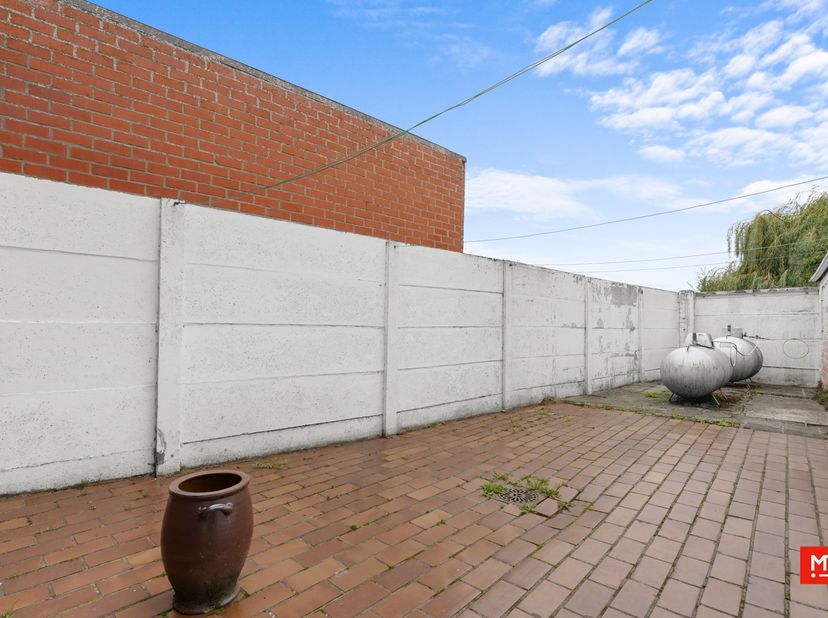 Op een afgelegen locatie te Geluwe maar toch vlakbij A19 Ieper-Kortrijk en verschillende winkels treffen we deze te renoveren woning. In onderstaande