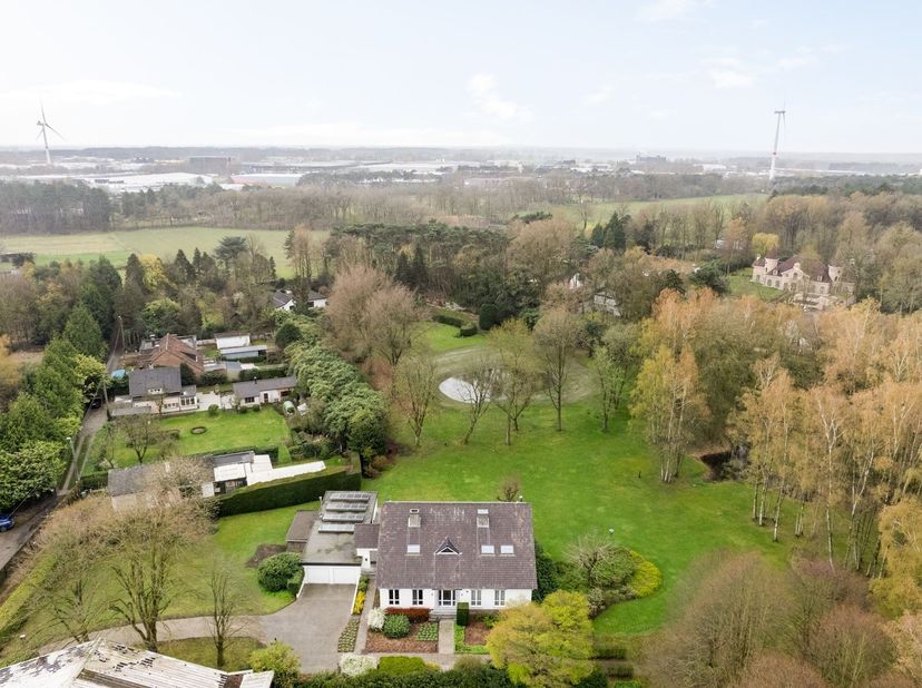 Villa énergétiquement efficace et entièrement rénovée avec 5 chambres et 3 salles de bains sur un terrain exceptionnel de 17 106 m² à Grobbendonk. Cet