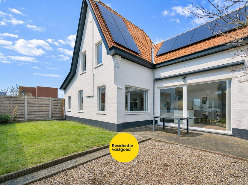 Welkom in deze gerenoveerde open bebouwing, ideaal gelegen in de Molenstraat te Oostkamp. Dankzij de centrale ligging bevindt u zich op wandelafstand