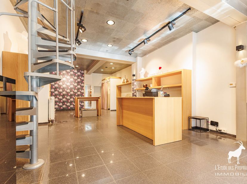 Référence Agence : L7170-100<br />
*** VISITE VIRTUELLE : ***<br />
Immeuble commercial idéalement situé au centre de LA LOUVIERE à louer<br />
Compos