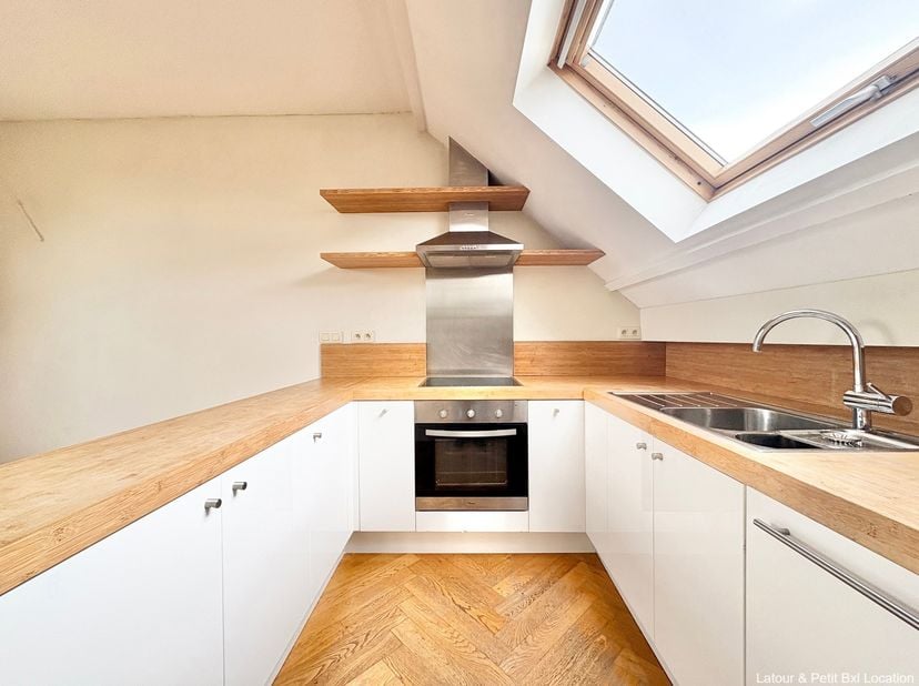 WOLUWE-SAINT-LAMBERT, nabij metro Gribaumont en in de wijk Georges Henri, mooi TRIPLEX APPARTEMENT van ±121 m² (3 slpk / 1 badkamer) met groot zuidger