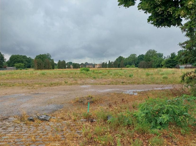 Prachtige bouwgrond voor half open bebouwing van 531m², 10,63m breed.  De grond is deel van een nieuwe verkaveling van 7 bouwgronden.  Geen bouwverpli