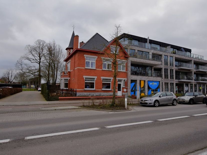 Te huur: ruime garagebox met autolift in Residentie Albéric  Assebroek Op een uitstekende en vlot bereikbare ligging in Assebroek bevindt zich deze re