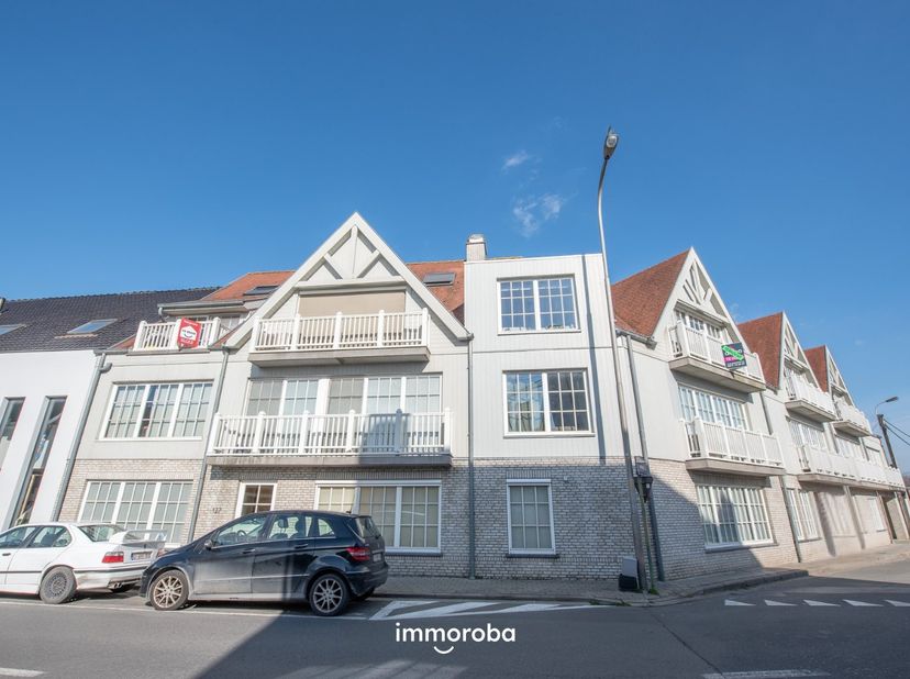 Mooi en gezellig duplex-appartement gelegen te Desselgem op de 2de verdieping. <br />
<br />
Het appartement is als volgende ingedeeld:  inkom, toilet