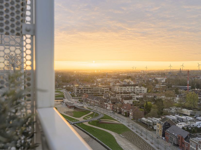 In Residentie “K-Tower”, op een absolute topligging aan de Diksmuidekaai, bevindt zich dit uitzonderlijke appartement op een van de hoogste verdieping
