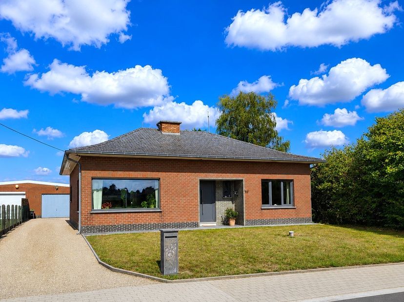 VRIJDAG 4/9 - 1ste BEZOEKDAG OP AFSPRAAK 0488 85 81 84 In een landelijke omgeving bevindt zich deze grondig gerenoveerde woning op een mooi perceel va