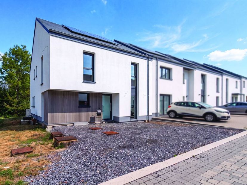 W Immobilière vous propose à Habay-la-Neuve cette superbe maison 3 façades avec jardin, située dans un quartier résidentiel récent, calme et recherché