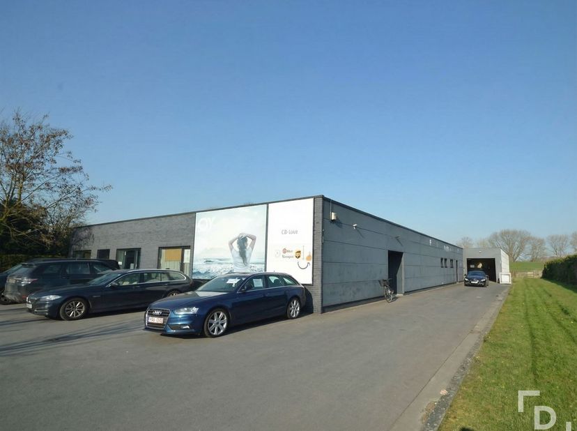 De opslagruimte is gelegen langs een invalsweg van Ieper en vlotte verbinding naar A19 en is onderdeel van een KMO complex.<br />
De ruimte bevat +/-