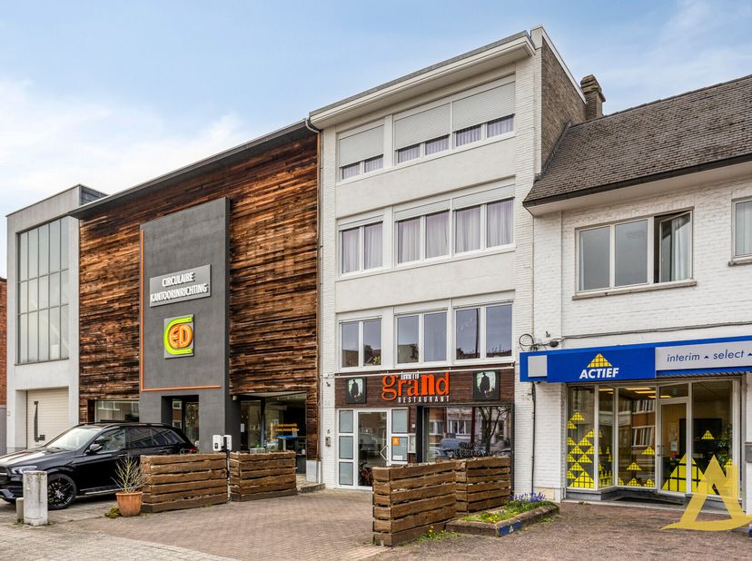 In het centrum van Diest bevindt zich dit veelzijdige handelspand met studio. Het pand is jarenlang de thuisbasis geweest van het gekende restaurant I