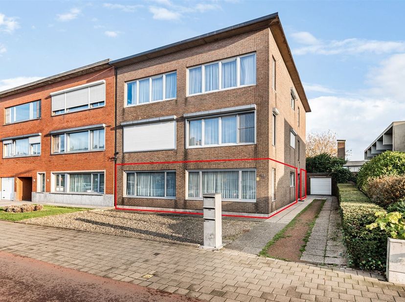 Omschrijving:<br />
Dit gelijkvloers appartement biedt 135 m2 bewoonbare oppervlakte, perfect voor gezinnen of koppels die op zoek zijn naar extra rui
