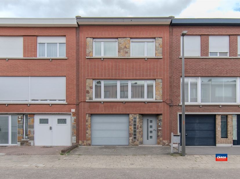 WILRIJK | RUIME BEL-ÉTAGE WONING MET VIER SLAAPKAMERS, GROTE WOONKAMER, TUIN EN GARAGE | 176m² BEWOONBAAR | EPC D | <br />
Indeling als volgt: gelijk