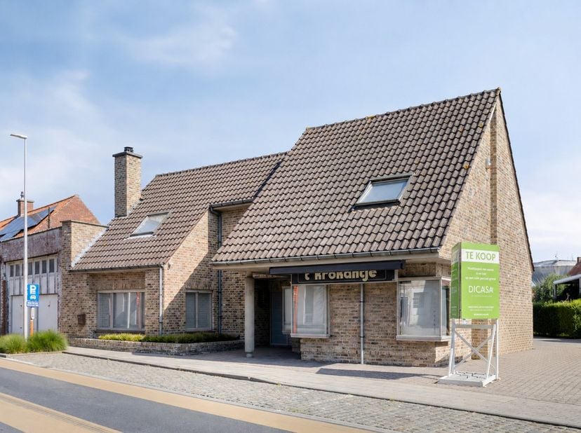 In de Hogestraat 30 te Hooglede bevindt zich dit bijzonder ruime handelspand met woonst en garage, gelegen op een perceel van 470 m². Dit eigendom bie