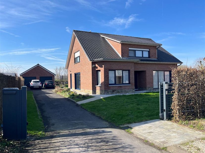 Prachtige vrijstaande villa met dubbele garage en tuin, ideaal gelegen.<br />
De woning heeft een bewoonbare oppervlakte van +/- 207 m² en bestaat uit