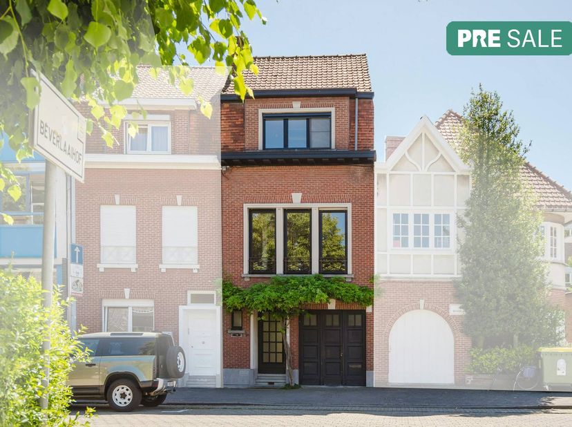 Op zoek naar een instapklare woning in Kortrijk met karakter, ruimte en een uitstekende ligging? Dan is deze charmante burgerwoning in de gegeerde Bev