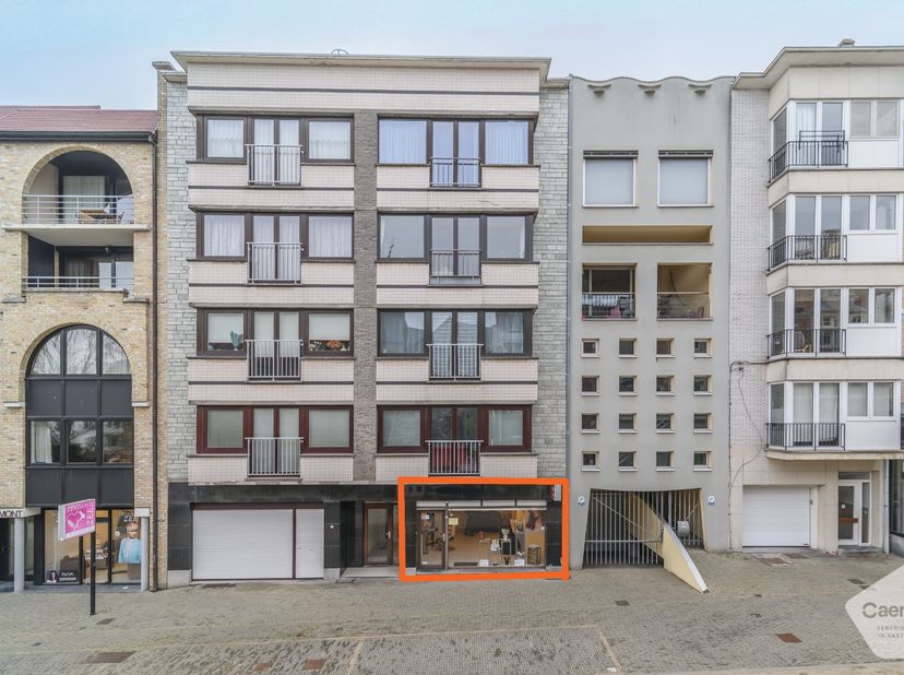 Op een uitstekende centrale ligging in het hart van De Panne, langs de bruisende A. Dumontlaan, bevindt zich dit gelijkvloers handelspand met bijzonde