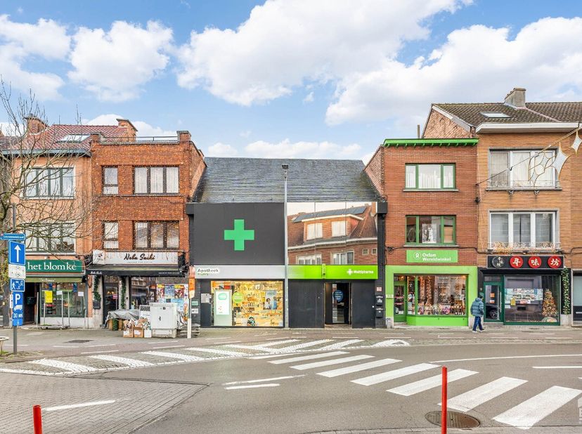 Immeuble de rapport avec 2 espaces commerciaux rénovés et des bureaux, avec un agréable jardin intérieur, situé à un emplacement de premier choix à Ke