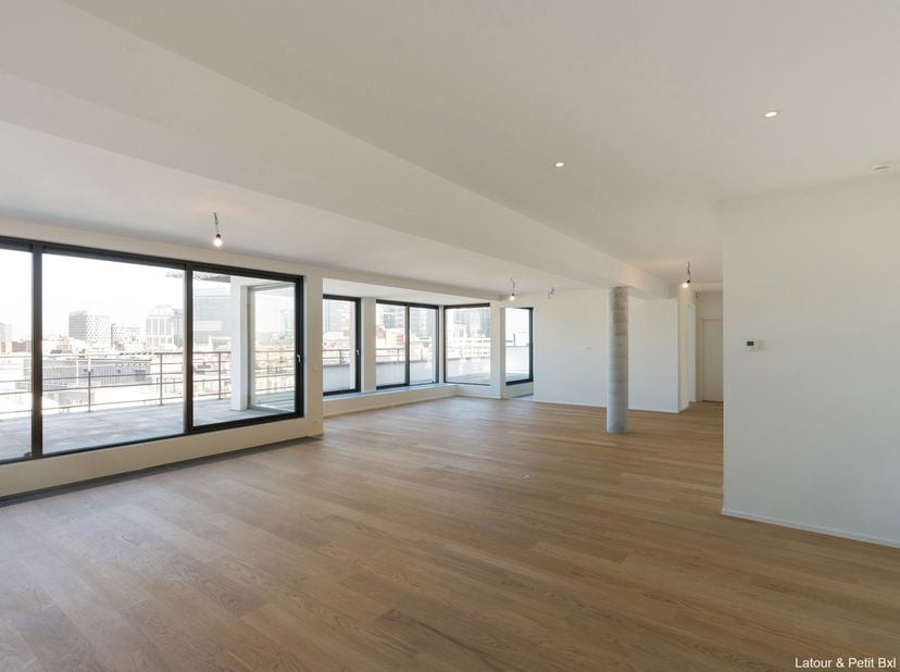 BRUXELLES, quartier Sainte-Gudule. En plein centre de Bruxelles, prestigieux APPARTEMENT (3ch/2sdb) Penthouse/Loft de ±225m² entouré de terrasses, bén